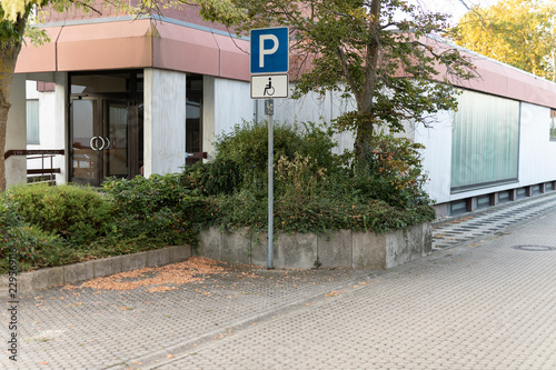 Fototapeta Naklejka Na Ścianę i Meble -  Hinweisschild für einen Behindertenparkplatz