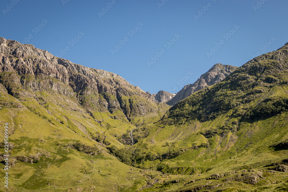 montañas rocosas de escocia