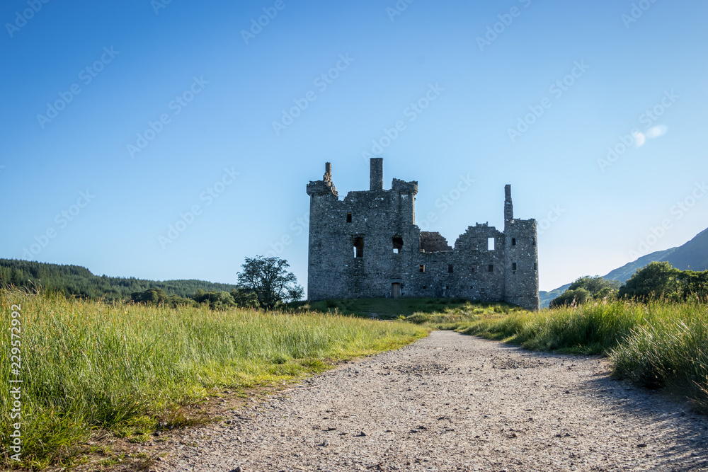 viejo castillo de escocia, abandonado junto a un pastizal
