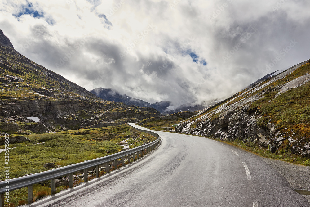 Straße durch die Landschaft Norwegens