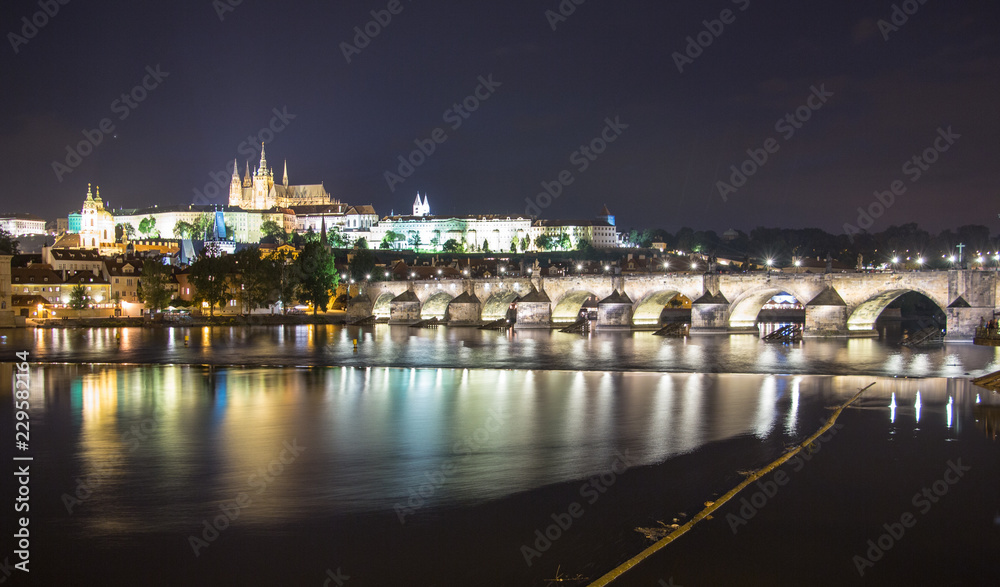 Karlsbrücke und Prager Burg bei Nacht