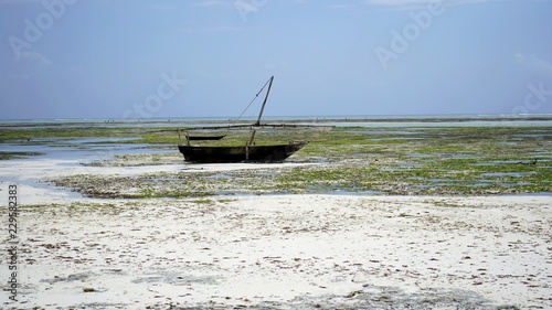 plage de Nungwi à marée basse, bateau échoué, Zanzibar