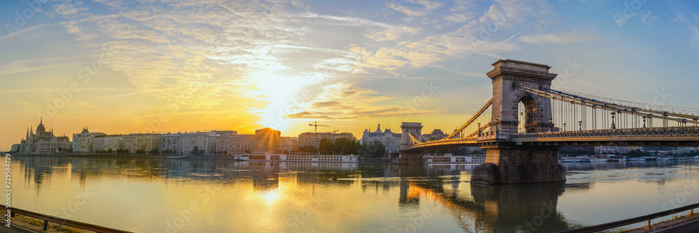 Fototapeta premium Budapeszt Węgry, wschód słońca panorama panoramę miasta wschód słońca na Dunaju