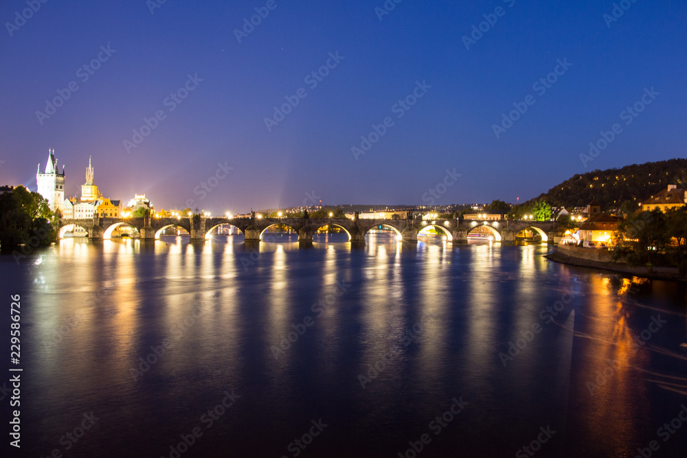 Karlsbrücke bei Nacht