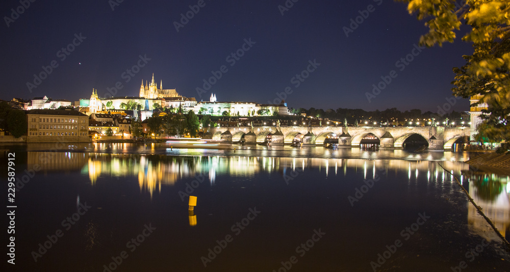 Karlsbrücke, Prager Burg bei Nacht