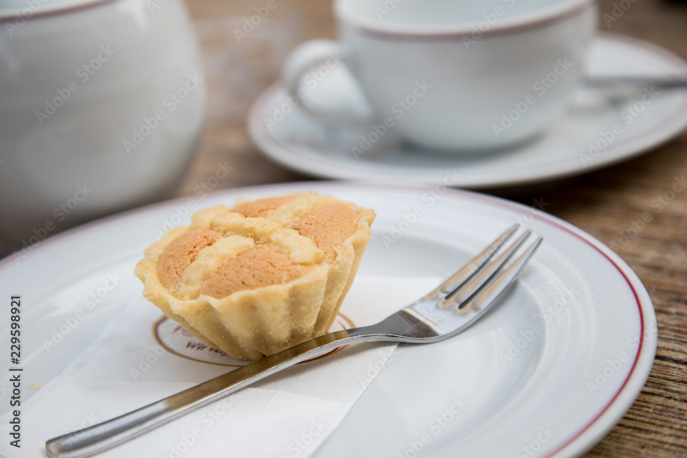 Leipziger Lerchen traditionelle Gebäck Delikatesse mit Kännchen Kaffee in Straßencafé Leipziger Lerchen traditionelle Gebäck Delikatesse mit Kännchen Kaffee in Straßencafé