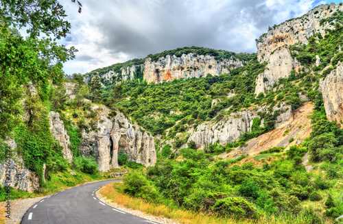 Foto Road through rocks in the Vaucluse department of France