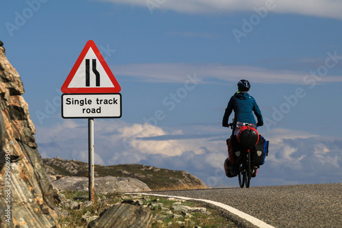 Wallpaper Mural Fahrrad auf single track road Torontodigital.ca
