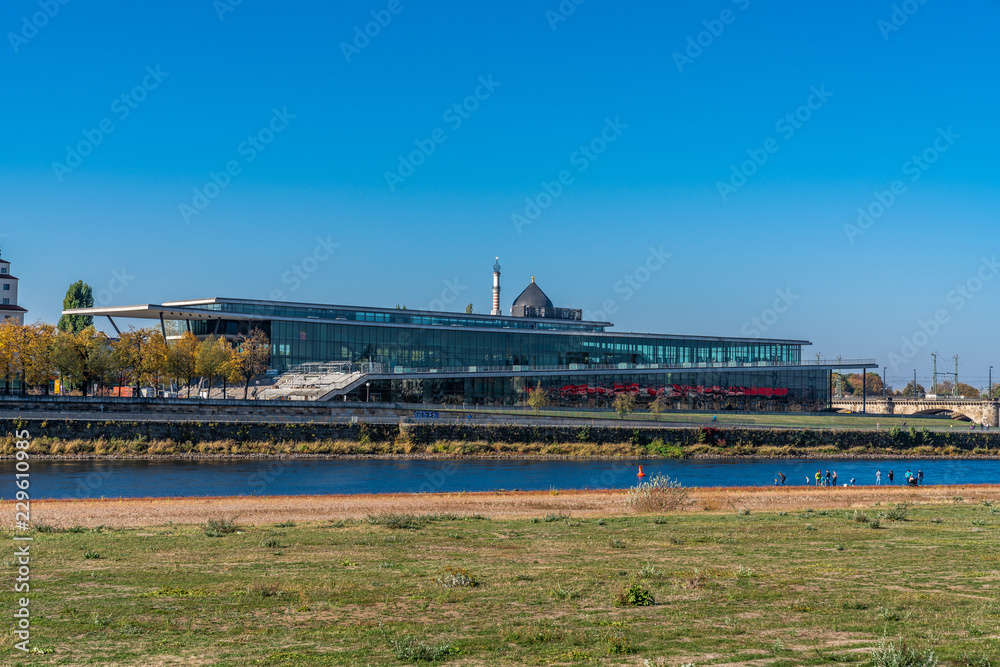 Internationales Kongresszentrum in Dresden an der Elbe