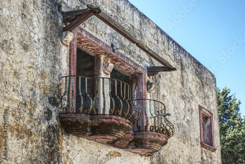 Alter Balkon an Ruine eines verlassenen Krankenhauses in Eleousa