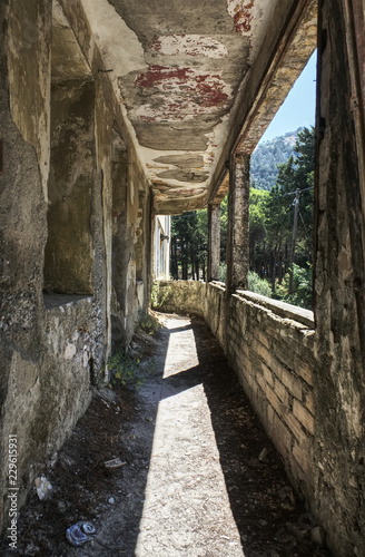 Galerie, Gang in Ruine eines verlassenen Krankenhauses auf Rhodos