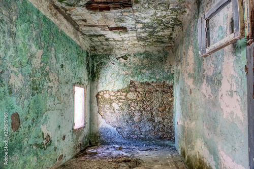 Verlassener, alter Raum in Ruine