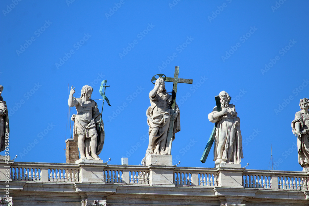 Obraz premium Statues on the Papal Basilica St Peter, Vatican