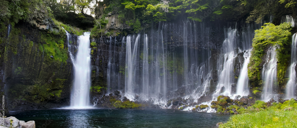 Naklejka premium Wspaniały wodospad