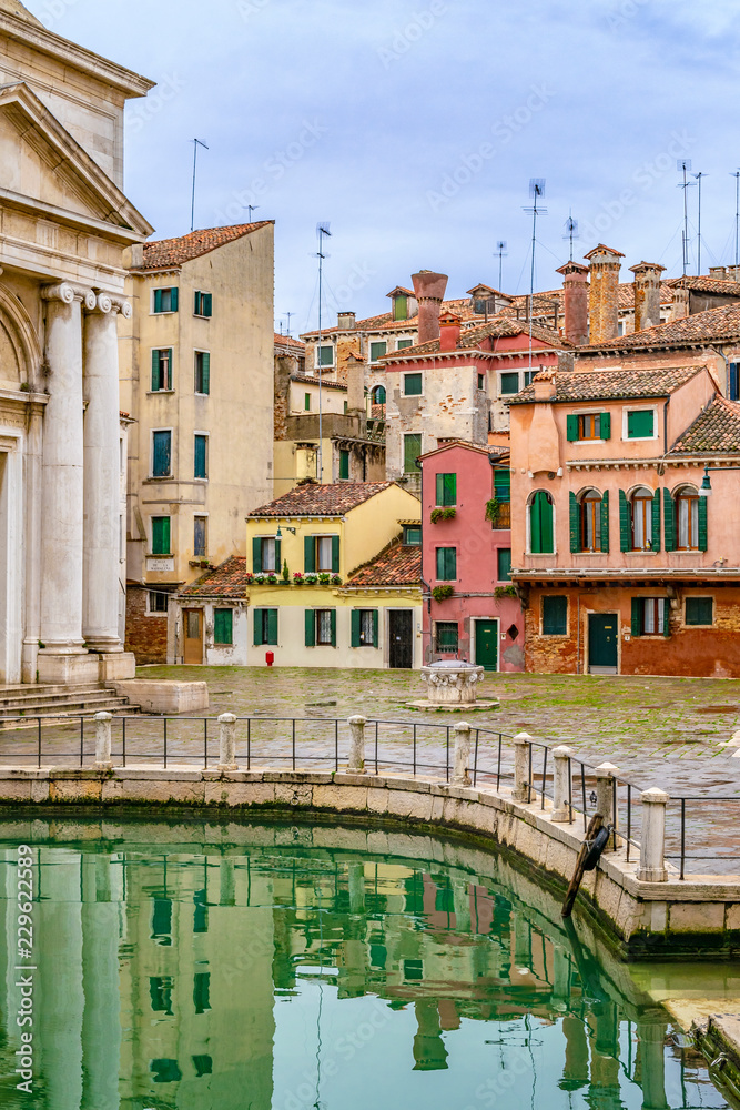 Naklejka premium Small Channel Scene, Venice, Italy