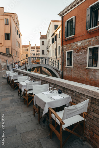 Gedeckter Tisch vor einem kleinen venezianischen Restaurant  direkt am Kanal photo