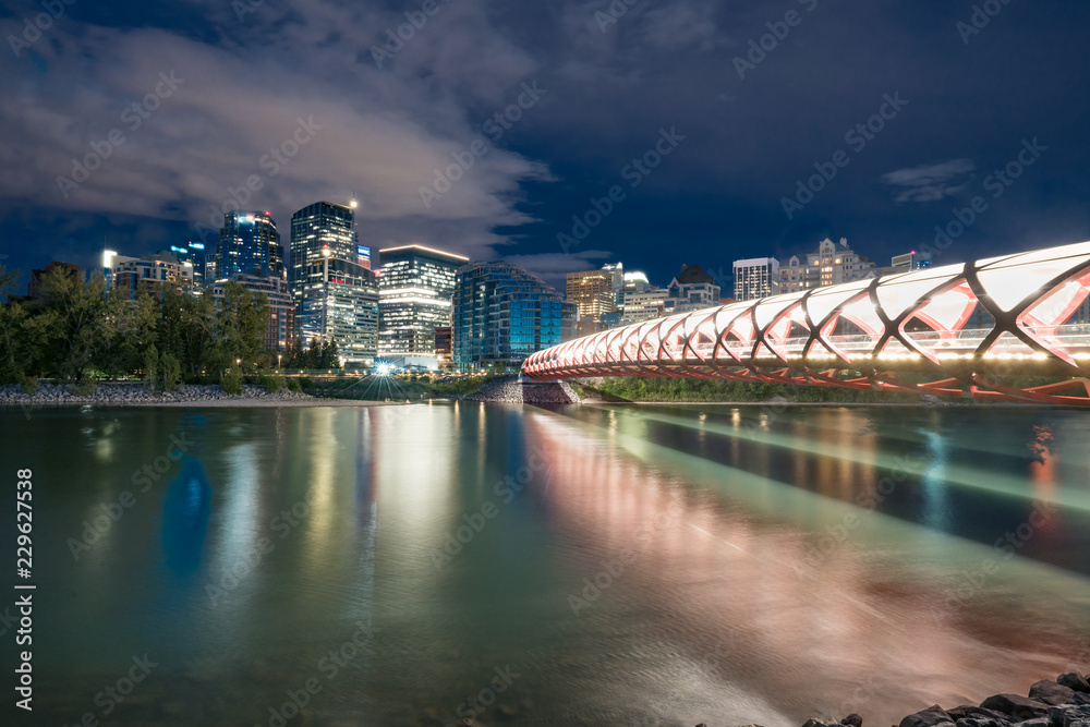 Naklejka premium Calgary, Alberta City Skyline and Peace Bridge
