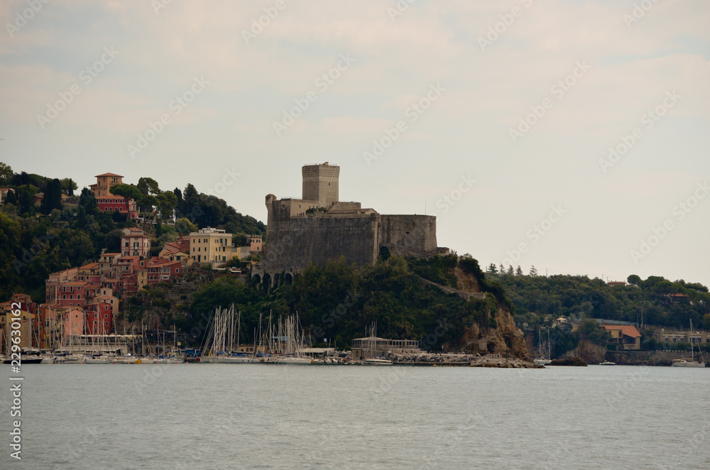 Il castello di Lerici visto da San Terenzo, Liguria, Italia