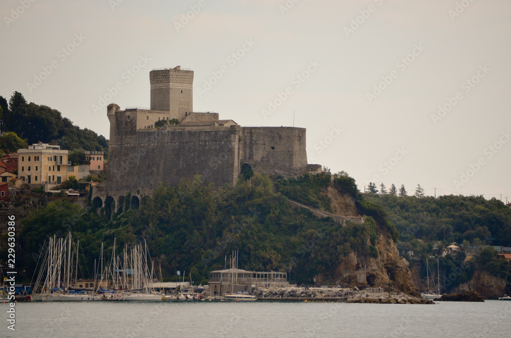Il castello di Lerici visto da San Terenzo, Liguria, Italia