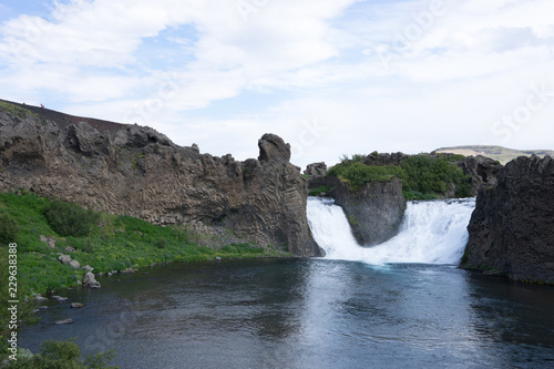 Landschaft am Wasserfall Hjlálparfoss im Þjórsárdalur-Valley / Süd-Island