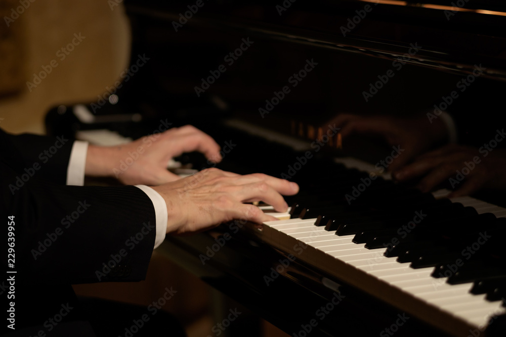Fototapeta premium ピアノを弾く