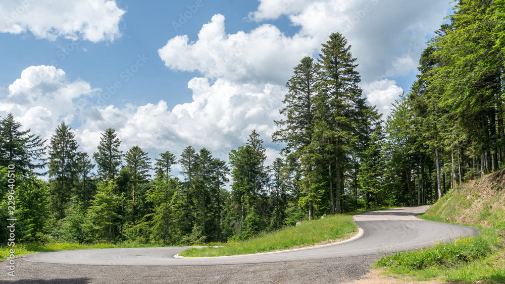 Naklejka premium Route et lacet de montagne