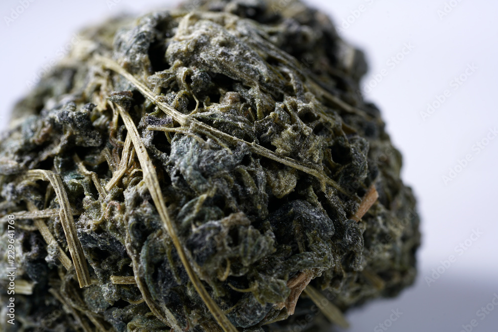 Jiaogulan is a plant of the cucurbit family, parts of the plant are prepared as vegetables, lettuce or tea.
Jiaogulan is a plant of the cucurbit family, parts of the plant are prepared as vegetables, lettuce or tea.