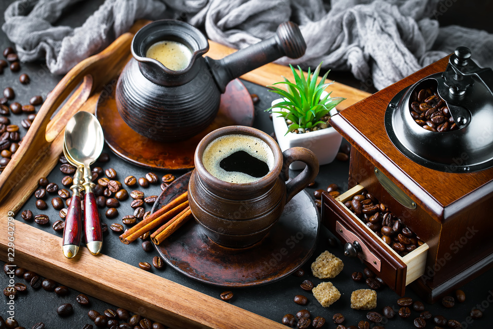 Naklejka premium Black coffee in a cup on old background