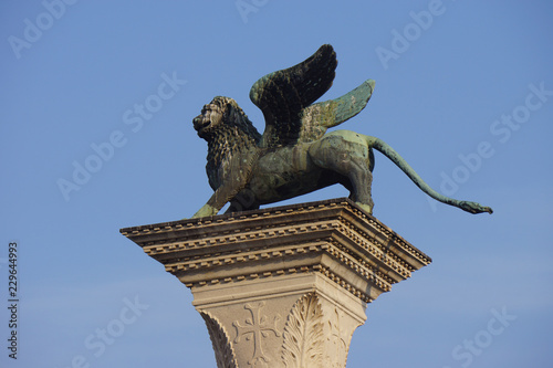 statue of lion