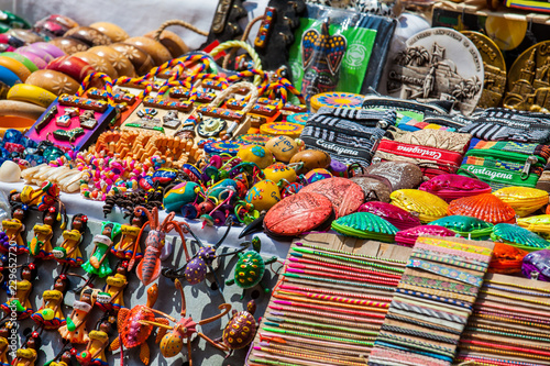 Foto Street sell of Colombian typical handicrafts in the walled city in Cartagena de