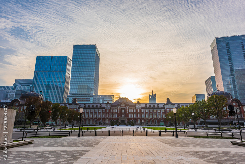 Obraz premium Stacja Tokyo we wczesnych godzinach porannych Niebo o świcie w Marunouchi, Tokio, Japonia