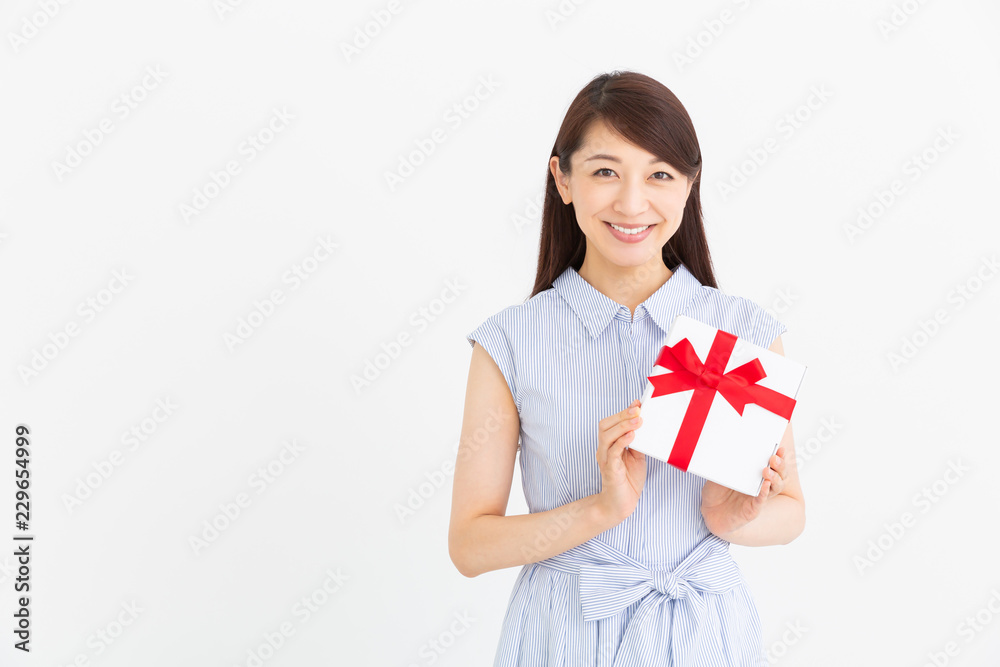 プレゼントを持つ女性