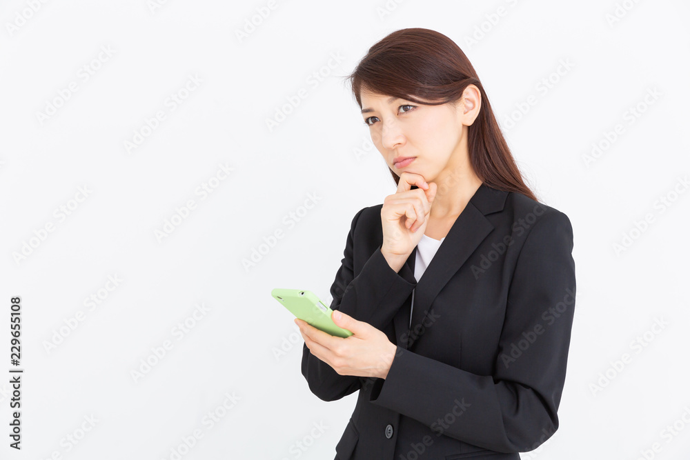 スマートフォンを見る女性　ビジネス　考える