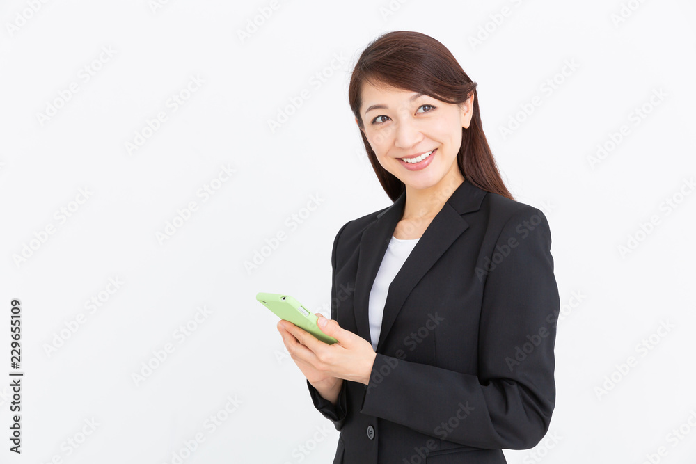 スマートフォンを見る女性　ビジネス