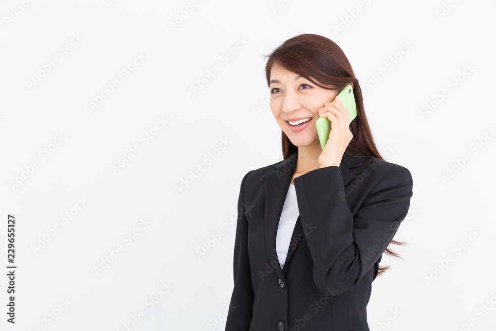 電話をする女性 ビジネス 電話をする女性 ビジネス