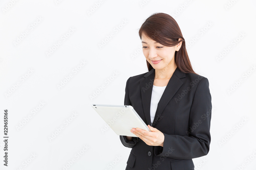 タブレットコンピューターを見る女性 ビジネス タブレットコンピューターを見る女性 ビジネス