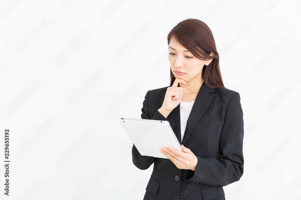 タブレットコンピューターを見る女性 ビジネス 考える タブレットコンピューターを見る女性 ビジネス 考える