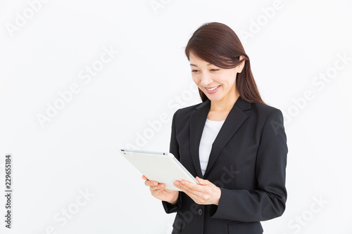 タブレットコンピューターを見る女性 ビジネス