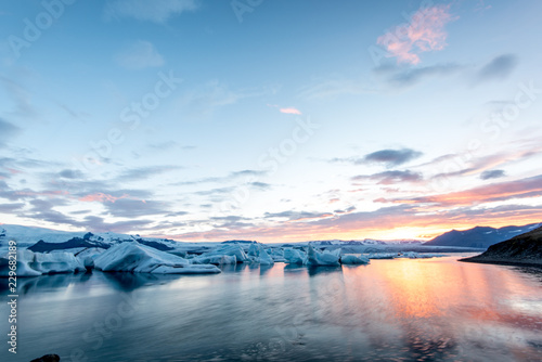 夕暮れの氷河 © Mizuki Kato