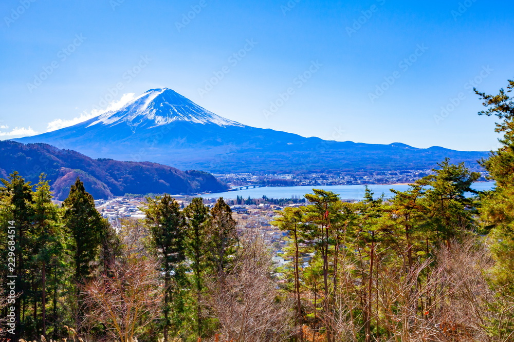 Fototapeta premium Góra Fuji i jezioro Kawaguchi w Fujikawaguchiko Town, Prefektura Yamanashi