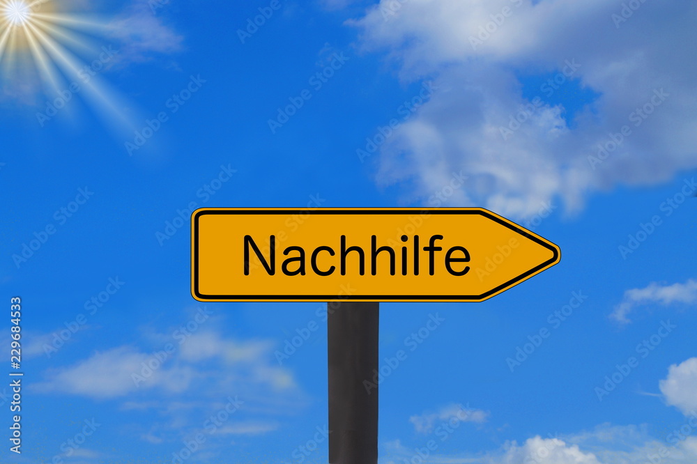 Ein Schild weist auf die Nachhilfe für die Schule hin Ein Schild weist auf die Nachhilfe für die Schule hin
