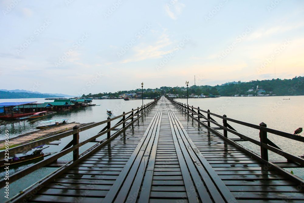 Obraz premium Longest Wood bridge in Thailand,Mon Bridge at Sangkhlaburi. Kanchanaburi. Thailand