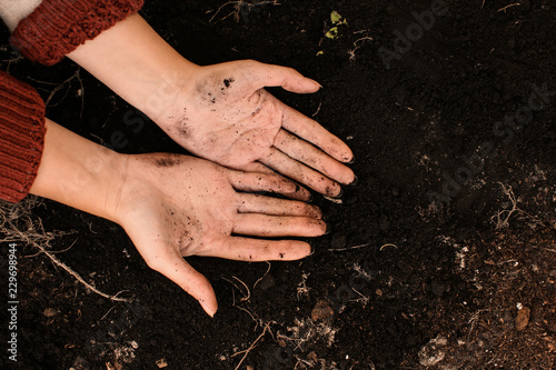 Woman with dirty hands on b...