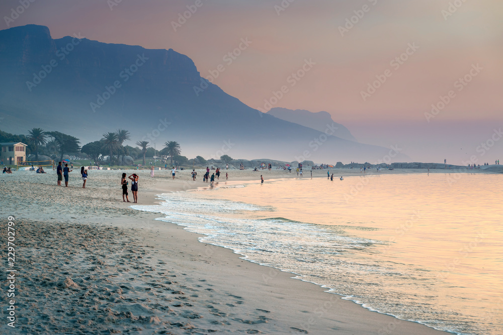 Abendstimmung am Strand von Camps Bay, im Hintergrund die „12 Apostel„, nahe Kapstadt in Südafrika Abendstimmung am Strand von Camps Bay, im Hintergrund die „12 Apostel„, nahe Kapstadt in Südafrika