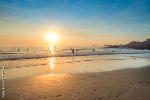 Blick auf das Meer, bei Sonnenuntergang mit Stand Up Paddlern, am Strand von Camps Bay, bei Kapstadt in Südafrika