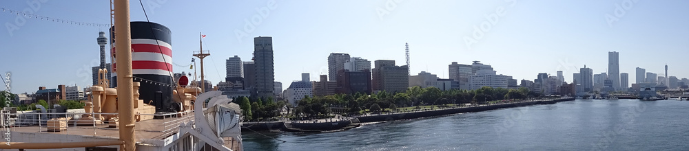 海から見た横浜の街並み