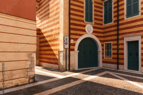 farbenfrohe Fassade in Bardolino am Gardasee photo