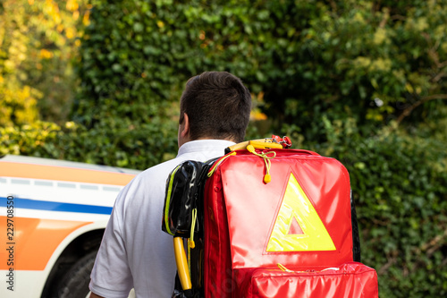 Notfallsanitäter auf dem Weg zu einem Einsatz