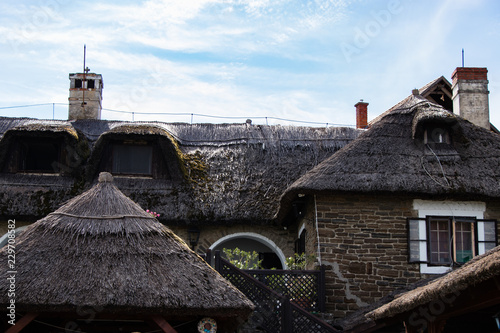 I tetti delle tradizionali case della penisola di Tihany sul lago Balaton in Ungheria photo