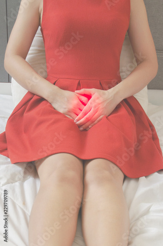 Women wear red skirt Use the hand to scratch the vagina.Genital itching caused by fungus in underwear.Do not focus on objects.